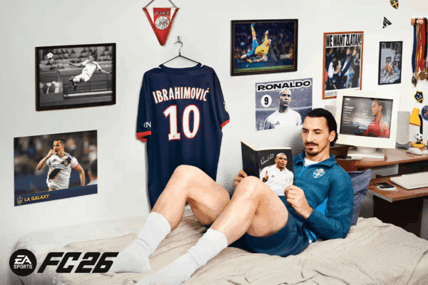 Zlatan Ibrahimović na łóżku w pokoju udekorowanym pamiątkami piłkarskimi, z koszulką Ajaksu i plakatem Ronaldo, promujący EA Sports FC 26 Ultimate Edition