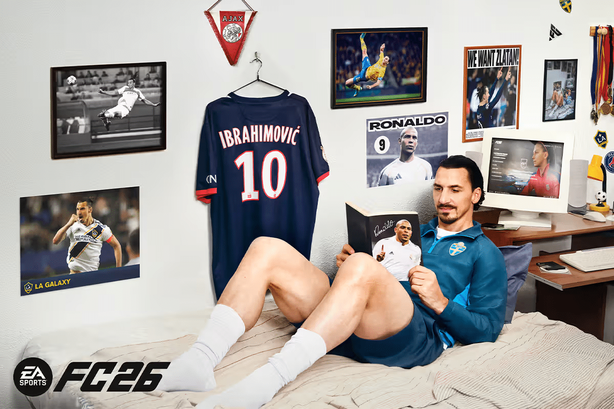 Zlatan Ibrahimović na łóżku w pokoju udekorowanym pamiątkami piłkarskimi, z koszulką Ajaksu i plakatem Ronaldo, promujący EA Sports FC 26 Ultimate Edition