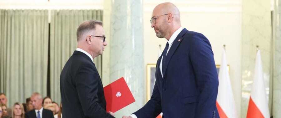 Jakub Rutnicki i prezydent Andrzej Duda podczas wręczenia nominacji na ministra sportu, uroczystość w Pałacu Prezydenckim, lipiec 2025