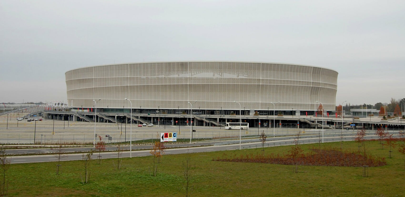 Stadion Tarczyński Arena we Wrocławiu, widok z zewnątrz, nowoczesna architektura, główny obiekt sportowy miasta