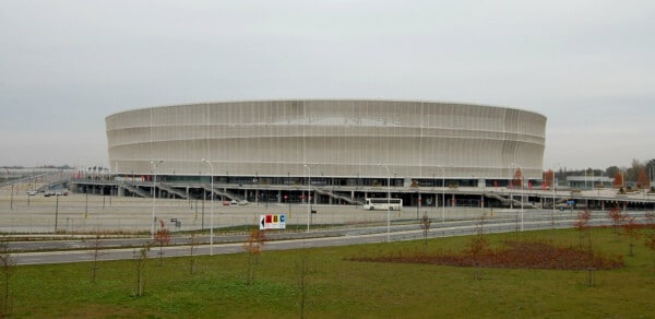 Stadion Tarczyński Arena we Wrocławiu, widok z zewnątrz, nowoczesna architektura, główny obiekt sportowy miasta