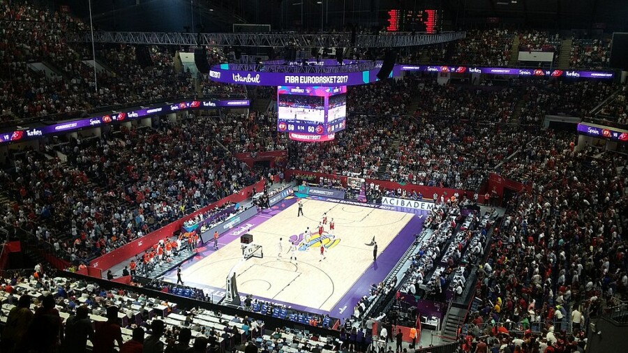 Pełna hala podczas meczu koszykówki Hiszpania vs Turcja w turnieju FIBA EuroBasket 2017 w Stambule, widok na boisko, zawodników i kibiców