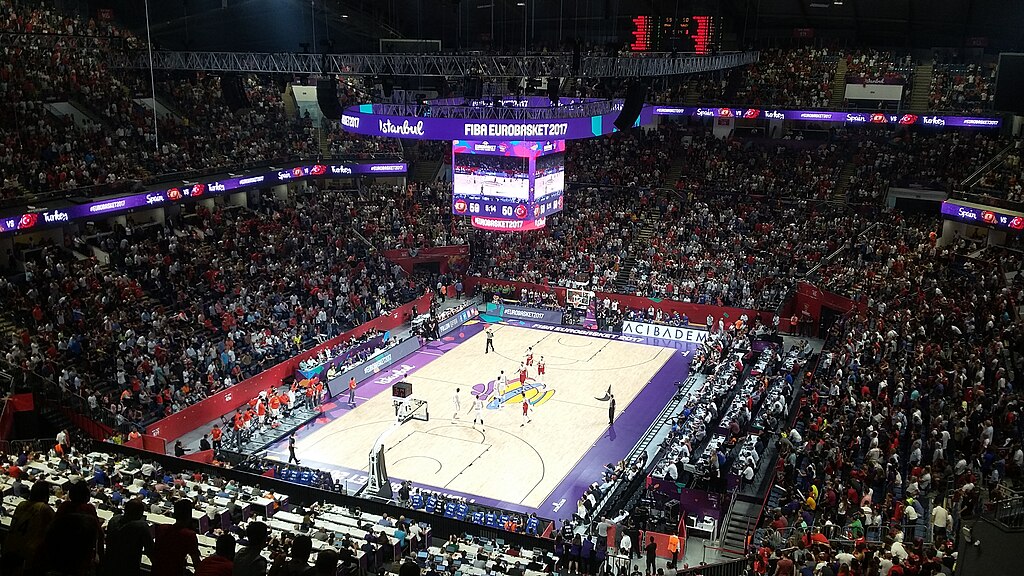 Pełna hala podczas meczu koszykówki Hiszpania vs Turcja w turnieju FIBA EuroBasket 2017 w Stambule, widok na boisko, zawodników i kibiców