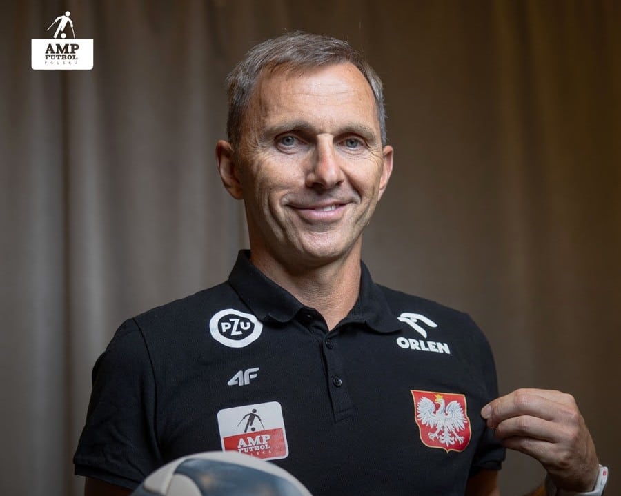 Mariusz Miecznikowski, trener reprezentacji Polski amp futbol prezentuje się w oficjalnej koszulce drużyny, trzymając piłkę