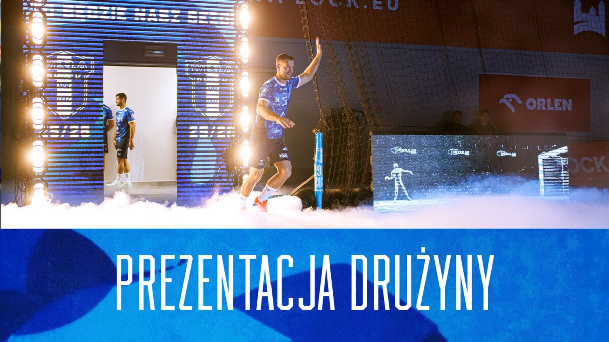 Zawodnicy Orlen Wisła Płock prezentują się podczas wejścia na scenę w efektywnej atmosferze – ciemna hala, światła, dym i baner z napisem "Prezentacja Drużyny" na tle logo sponsora Orlen oraz symboli klubu piłki ręcznej
