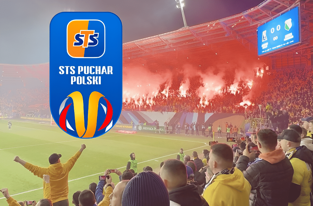 Logo STS Puchar Polski na tle stadionu pełnego kibiców i odpalonych rac podczas meczu piłkarskiego.