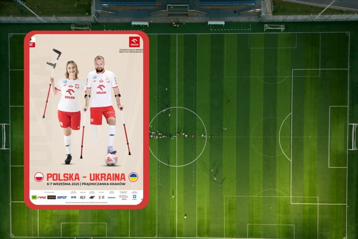 Widok z drona na stadion Prądniczanki Kraków podczas wydarzenia sportowego oraz plakat promujący mecz Polska - Ukraina, który odbędzie się we wrześniu 2025 roku.