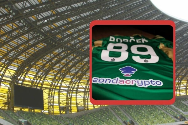 Widok stadionu Polsat Plus Arena Gdańsk z zadaszeniem w żółto-zielonych barwach, w prawym rogu zdjęcia zbliżenie na koszulkę Lechii Gdańsk z numerem 89 i logo Zondacrypto – oficjalny strój meczowy sezonu 2025