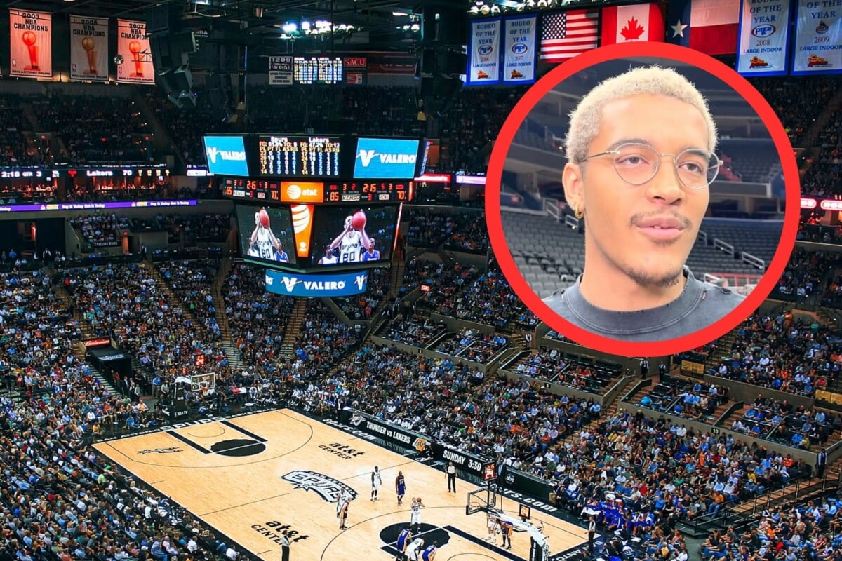 Widok na parkiet podczas meczu NBA San Antonio Spurs w hali AT&T Center, wypełnione trybuny i elektroniczne tablice wyników