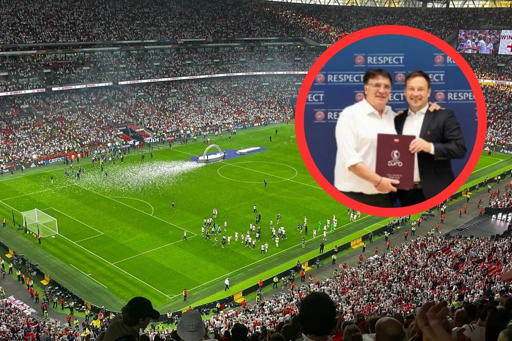 Stadion piłkarski podczas finału z kibicami na trybunach, dekoracja boiska, i ceremonia wręczenia nagrody UEFA EURO na tle tablicy "Respect".