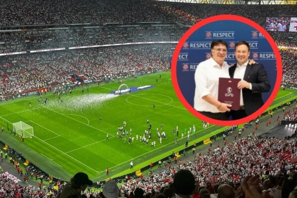 Stadion piłkarski podczas finału z kibicami na trybunach, dekoracja boiska, i ceremonia wręczenia nagrody UEFA EURO na tle tablicy "Respect".