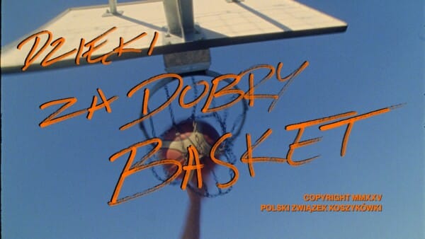 Napis „Dzięki za dobry basket” na tle fotografii obręczy i piłki do koszykówki na zewnątrz, kampania Polskiego Związku Koszykówki, copyright MMXXV