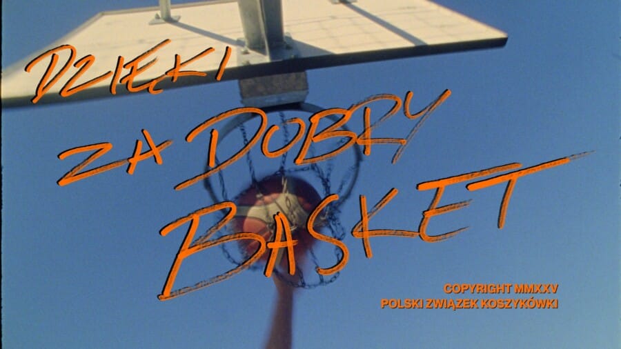 Napis „Dzięki za dobry basket” na tle fotografii obręczy i piłki do koszykówki na zewnątrz, kampania Polskiego Związku Koszykówki, copyright MMXXV