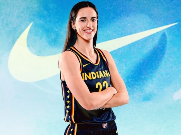 Koszykarka Indiana Fever w oficjalnym stroju Nike na tle logotypu marki.