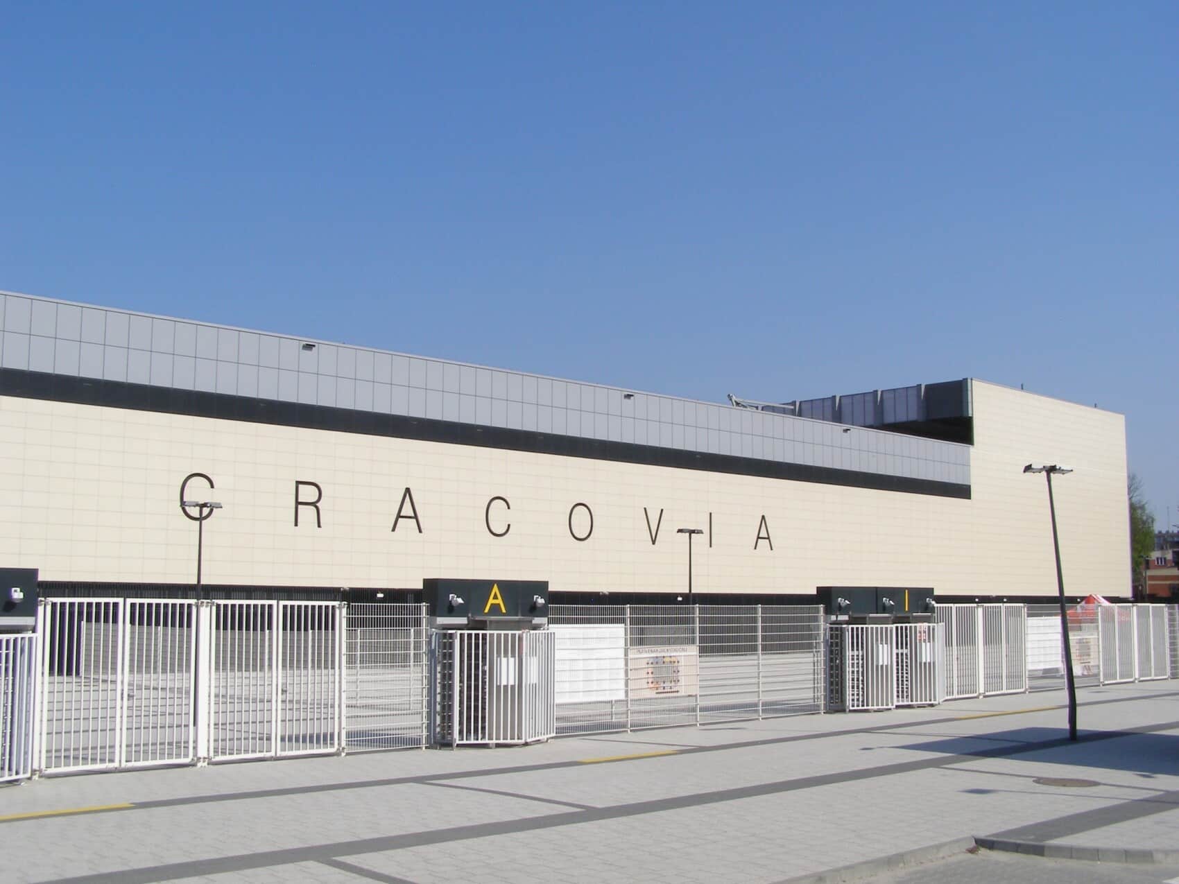 Fasada stadionu Cracovii w Krakowie – wejście główne, widoczne nowoczesne elewacje i napis CRACOVIA