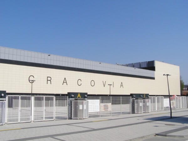 Fasada stadionu Cracovii w Krakowie – wejście główne, widoczne nowoczesne elewacje i napis CRACOVIA