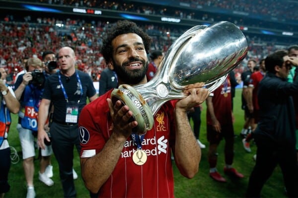 Mohamed Salah świętuje zdobycie Superpucharu UEFA w barwach Liverpoolu na stadionie pełnym kibiców.