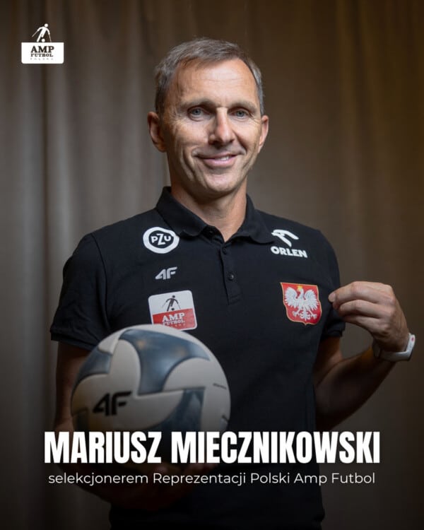 Mariusz Miecznikowski, trener reprezentacji Polski amp futbol prezentuje się w oficjalnej koszulce drużyny, trzymając piłkę