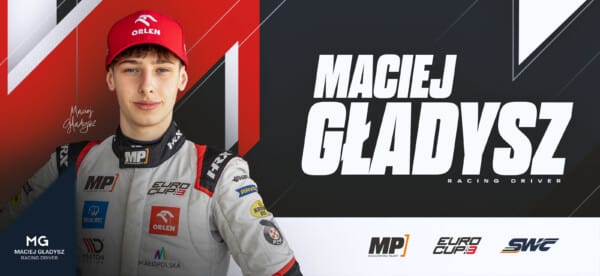 Maciej Gładysz w kombinezonie wyścigowym z logotypami sponsorów na tle grafiki promującej jego działalność jako kierowcy wyścigowego Eurocup-3.