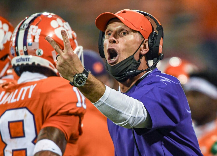 Brent Venables, były koordynator defensywy Clemson Tigers i obecny trener główny Oklahoma Sooners, podczas meczu futbolu amerykańskiego, pokazujący gest dwoma palcami.