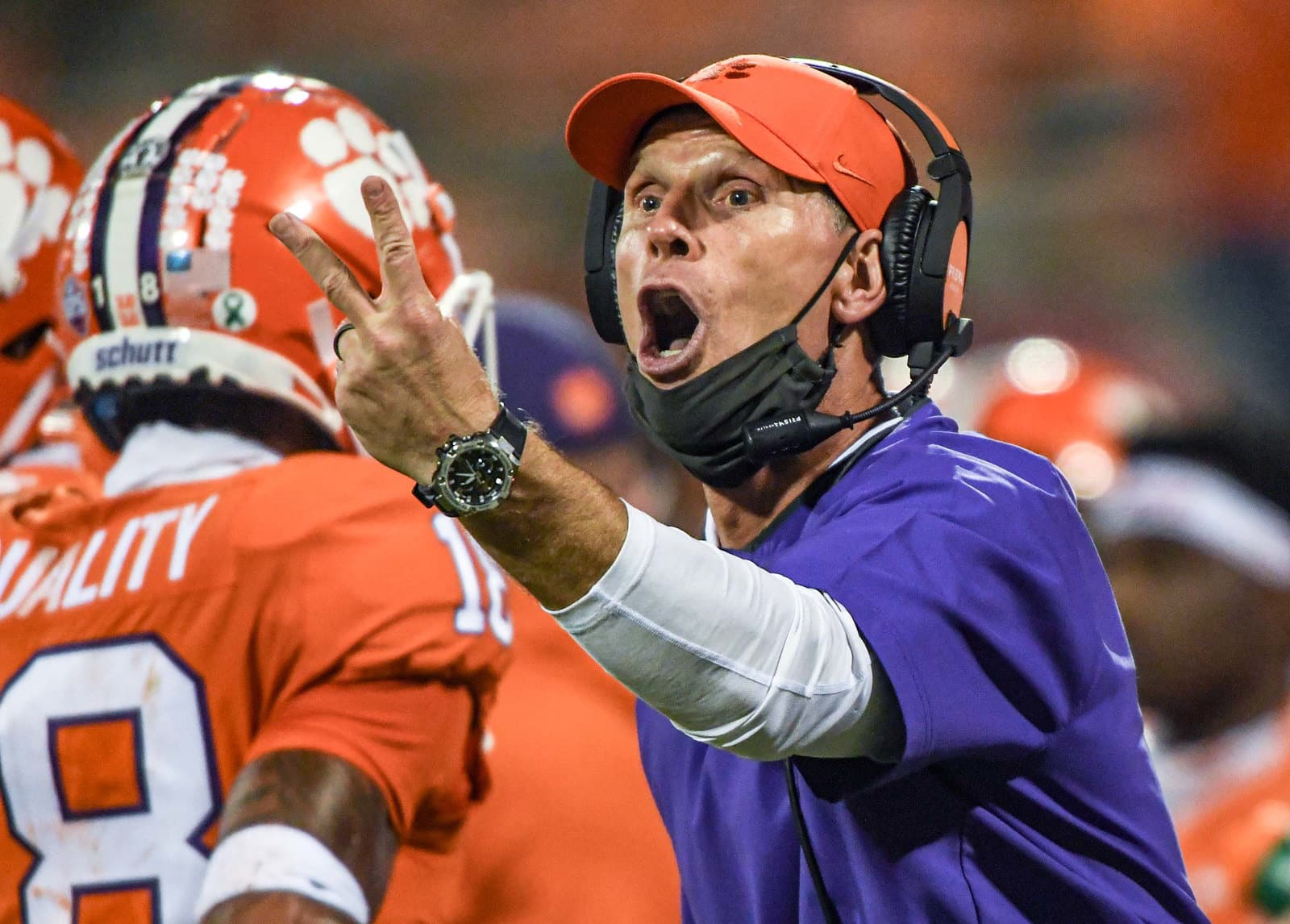 Brent Venables, były koordynator defensywy Clemson Tigers i obecny trener główny Oklahoma Sooners, podczas meczu futbolu amerykańskiego, pokazujący gest dwoma palcami.