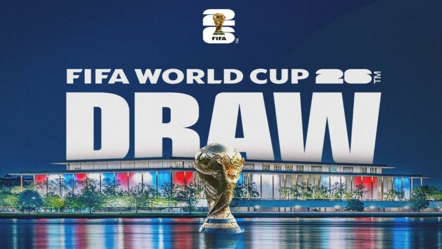 Oficjalna grafika losowania FIFA World Cup 2026 z dużym napisem DRAW, trofeum Mistrzostw Świata i podświetlonym budynkiem na tle nocy, motyw piłkarski