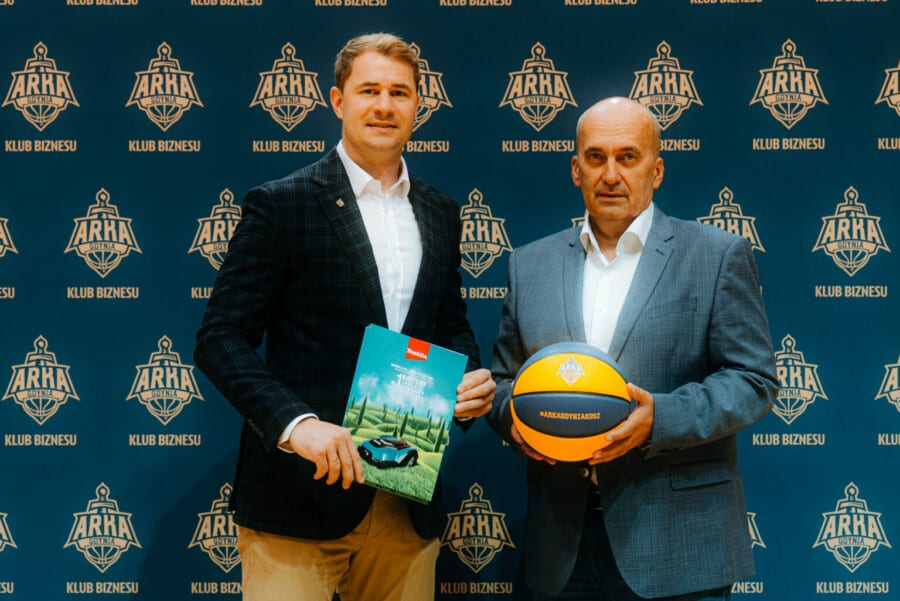 Bolid Formuły 3 na torze wyścigowym podczas wyścigu, widok z trybun, dynamiczne ujęcie motorsportu.