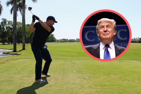Mężczyzna w czapce rozgrywa uderzenie golfowe na zielonym polu golfowym, z wstawką pokazującą osobę w garniturze z niebieskim krawatem na tle konferencyjnym.