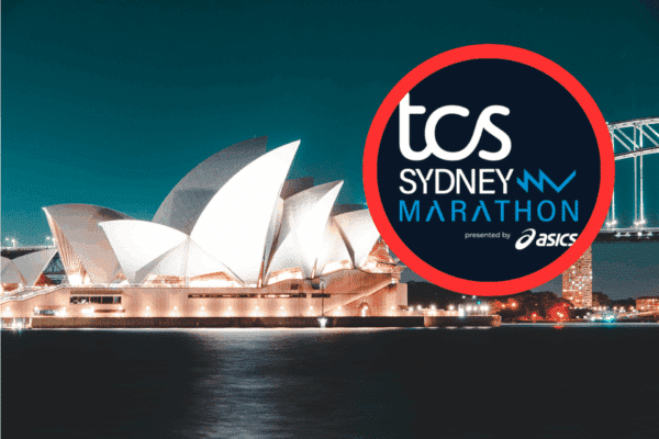 Logo TCS Sydney Marathon na tle oświetlonej Sydney Opera House nocą oraz fragmentu Harbour Bridge w Sydney