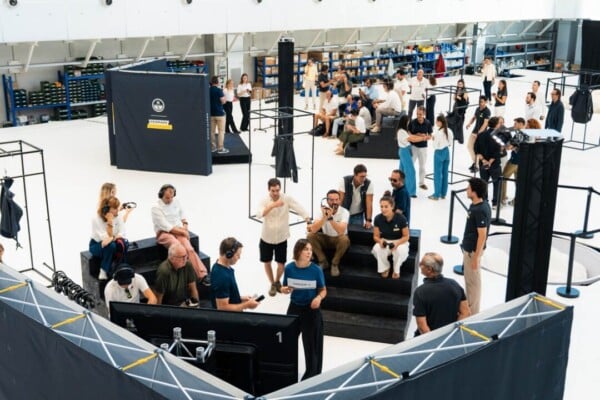 Zdjęcie z eventu North Sails x Ferrari Hypersail – ludzie na prezentacji nowej kolekcji odzieży żeglarskiej, wnętrze nowoczesnego showroomu, spotkanie branżowe