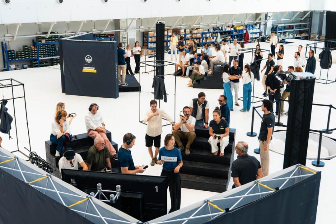 Zdjęcie z eventu North Sails x Ferrari Hypersail – ludzie na prezentacji nowej kolekcji odzieży żeglarskiej, wnętrze nowoczesnego showroomu, spotkanie branżowe