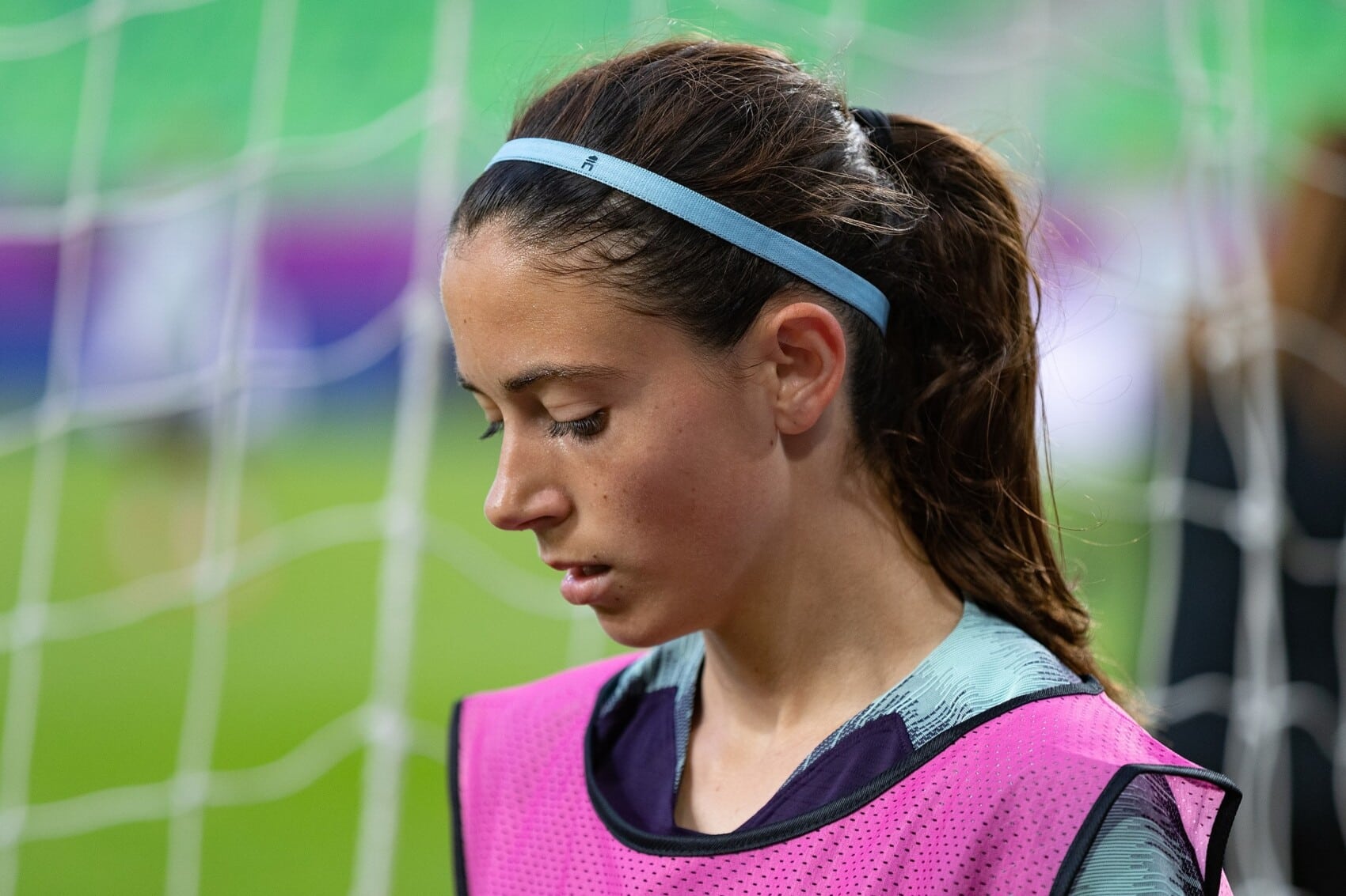 Piłkarka w stroju treningowym na tle bramki, przygotowania do spotkania Ligi Mistrzyń UEFA 2024, futbol kobietSEO title: Piłka nożna kobiet – trening zawodniczki przed meczem UEFA Women’s Champions League 2024