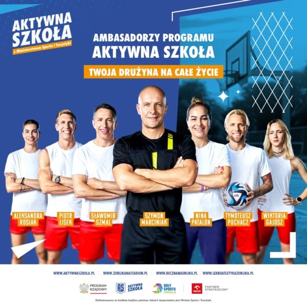 mbasadorzy programu Aktywna Szkoła 2025 – Aleksandra Rosiak, Piotr Lisek, Sławomir Szmal, Szymon Marciniak, Nina Patalon, Tymoteusz Puchacz i Wiktoria Gajosz w sportowych strojach na tle boiska, promują aktywność fizyczną dzieci i młodzieży
