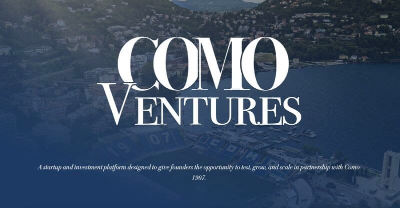 Logo Como Ventures na tle stadionu i jeziora Como, platforma startupowa i inwestycyjna klubu piłkarskiego Como 1907, współpraca z The Players Fund.