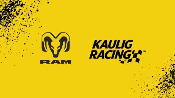 Czarne logotypy RAM i Kaulig Racing z motywem szachownicy umieszczone na żółtym tle z efektami plam farby, wizualizacja współpracy w motorsporcie