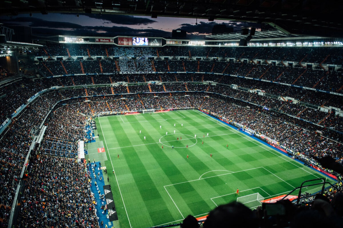 Stadion Santiago Bernabéu wypełniony kibicami na El Clásico Real Madryt – FC Barcelona, październik 2025.