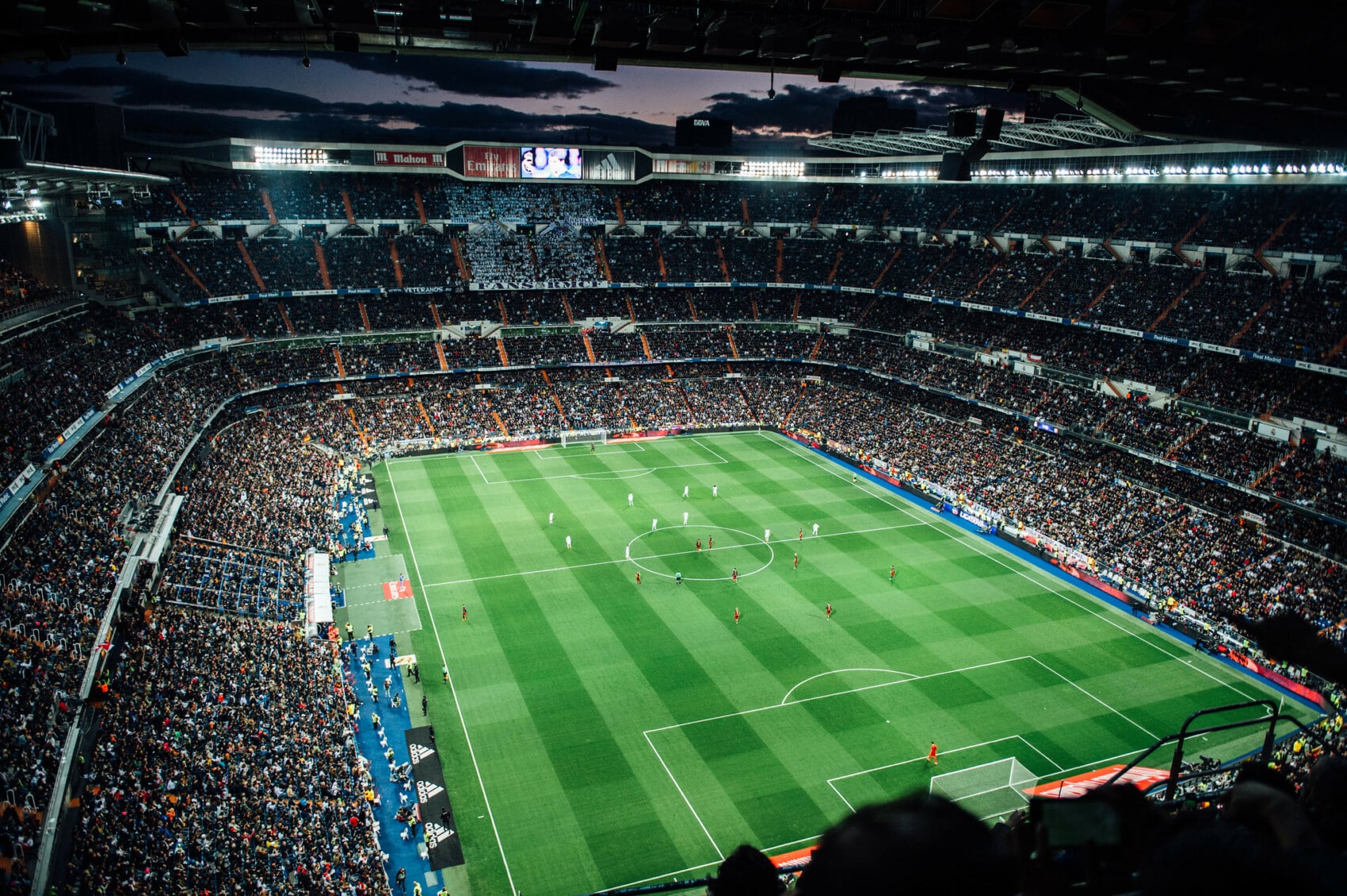 Stadion Santiago Bernabéu wypełniony kibicami na El Clásico Real Madryt – FC Barcelona, październik 2025.