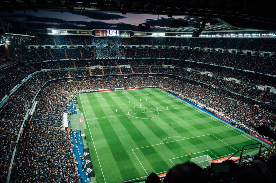 Stadion Santiago Bernabéu wypełniony kibicami na El Clásico Real Madryt – FC Barcelona, październik 2025.