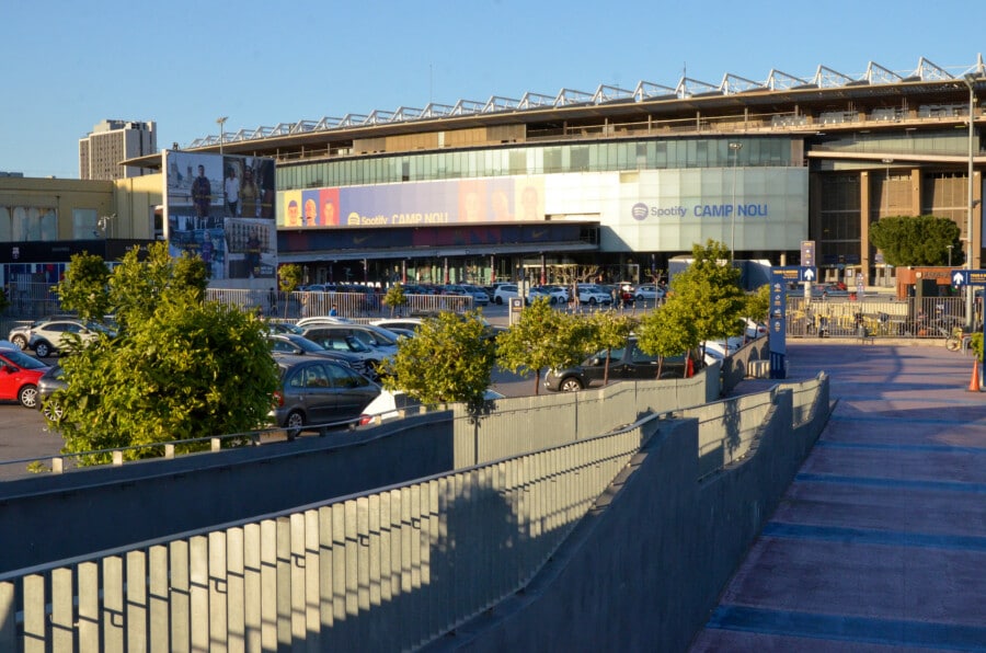Stadion Spotify Camp Nou w Barcelonie, parking z samochodami i wejście główne w słoneczny dzień
