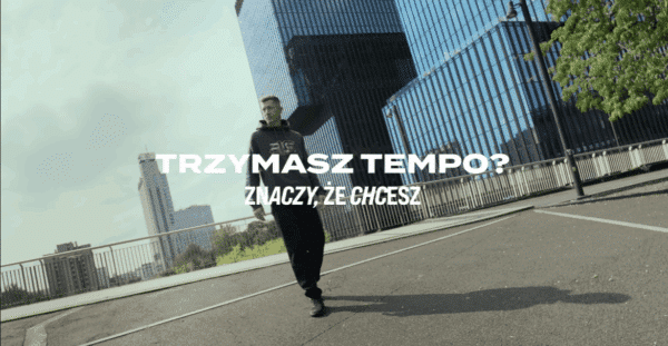 Robert Lewandowski w reklamie nowej kolekcji sportowej 4F na tle nowoczesnej architektury, hasło kampanii „Trzymasz tempo? Znaczy, że chcesz.