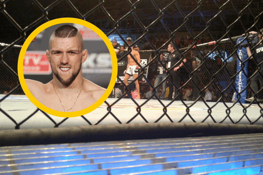 Mateusz Gamrot w oktagonie podczas gali MMA, przygotowany do walki, otoczony siatką i publicznością.