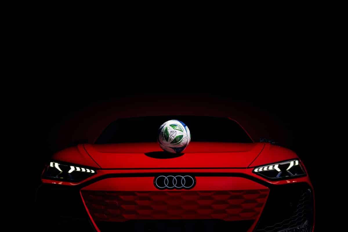 Czerwone Audi RS e-tron GT z piłką MLS na masce, oficjalny partner motoryzacyjny Major League Soccer, 2025