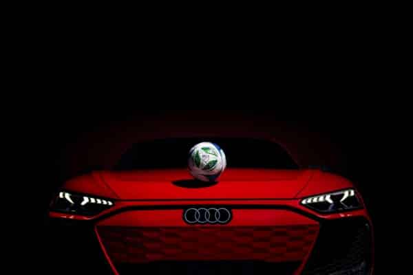 Czerwone Audi RS e-tron GT z piłką MLS na masce, oficjalny partner motoryzacyjny Major League Soccer, 2025