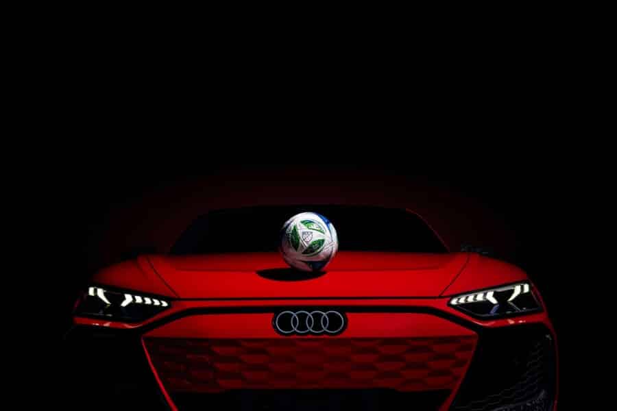 Czerwone Audi RS e-tron GT z piłką MLS na masce, oficjalny partner motoryzacyjny Major League Soccer, 2025