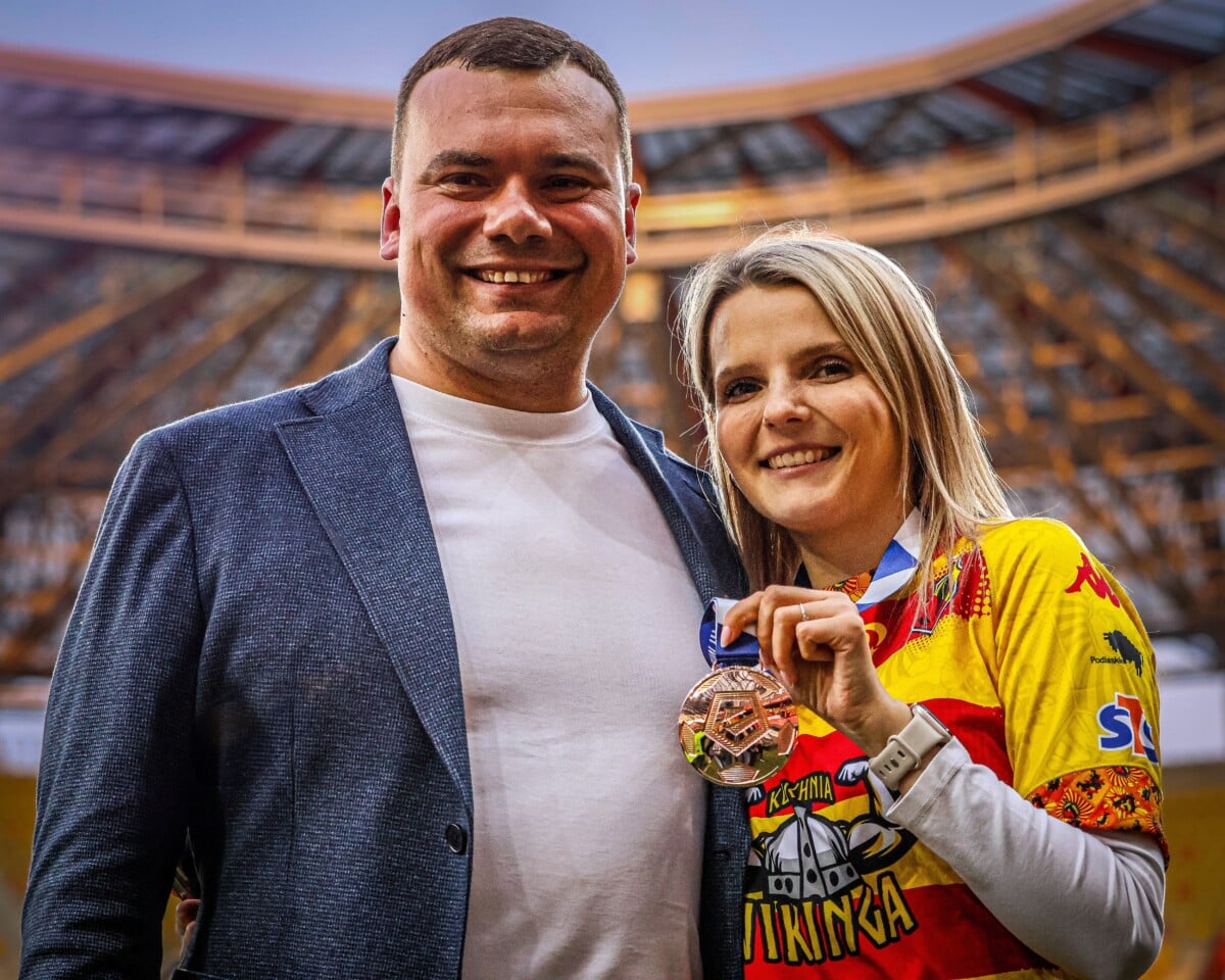 Adrian Siemieniec trener Jagiellonii Białystok z żoną Sandrą na stadionie z medalem mistrzostwa Polski