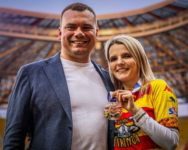 Adrian Siemieniec trener Jagiellonii Białystok z żoną Sandrą na stadionie z medalem mistrzostwa Polski