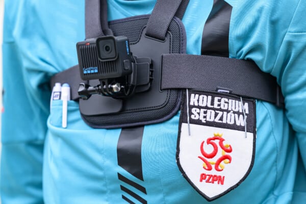 Sędzia piłkarski Orlen Ekstraligi Kobiet z kamerą GoPro RefCam na piersi, naszywka Kolegium Sędziów PZPN, innowacje technologiczne w polskiej piłce nożnej kobiet