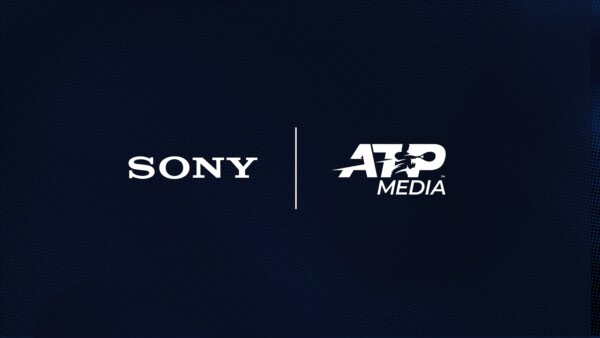 Logo Sony obok logo ATP Media na ciemnym tle, symbolizujące strategiczne partnerstwo technologiczne w branży sportowej.