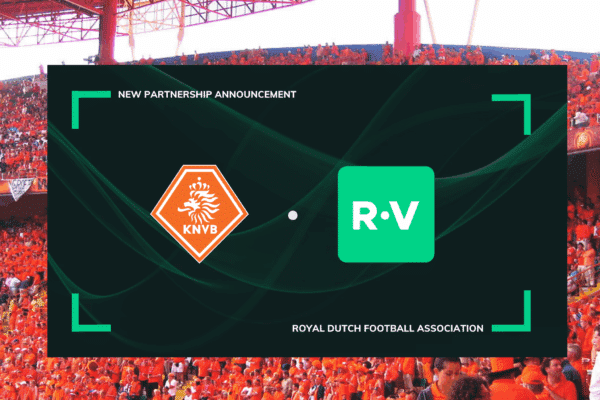 Grafika ogłaszająca nowe partnerstwo KNVB i ReSpo.Vision, przedstawiająca logotyp Holenderskiego Związku Piłki Nożnej oraz ReSpo.Vision na tle stadionu pełnego kibiców w pomarańczowych barwach
