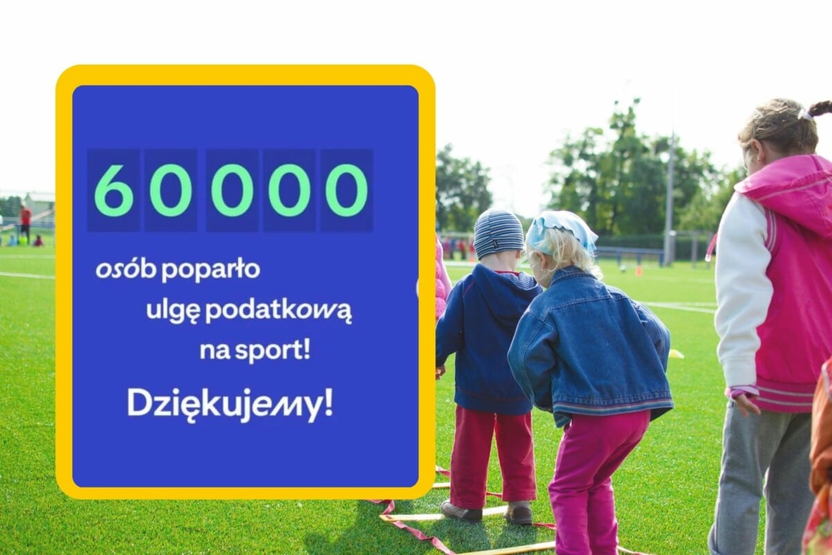Plansza informująca o 60000 osobach popierających ulgę podatkową na sport, w tle grupa dzieci bawiących się na zielonym boisku — promocja aktywności fizycznej i wsparcia dla ulgi podatkowej na sport w Polsce."
